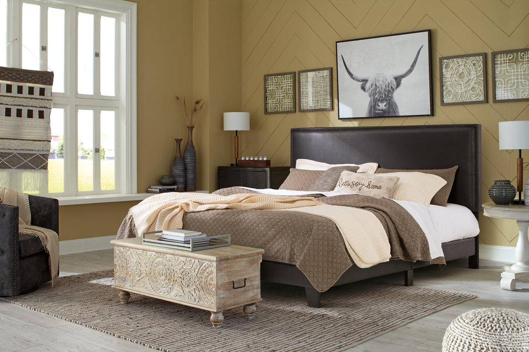 Mesling - Upholstered Bed